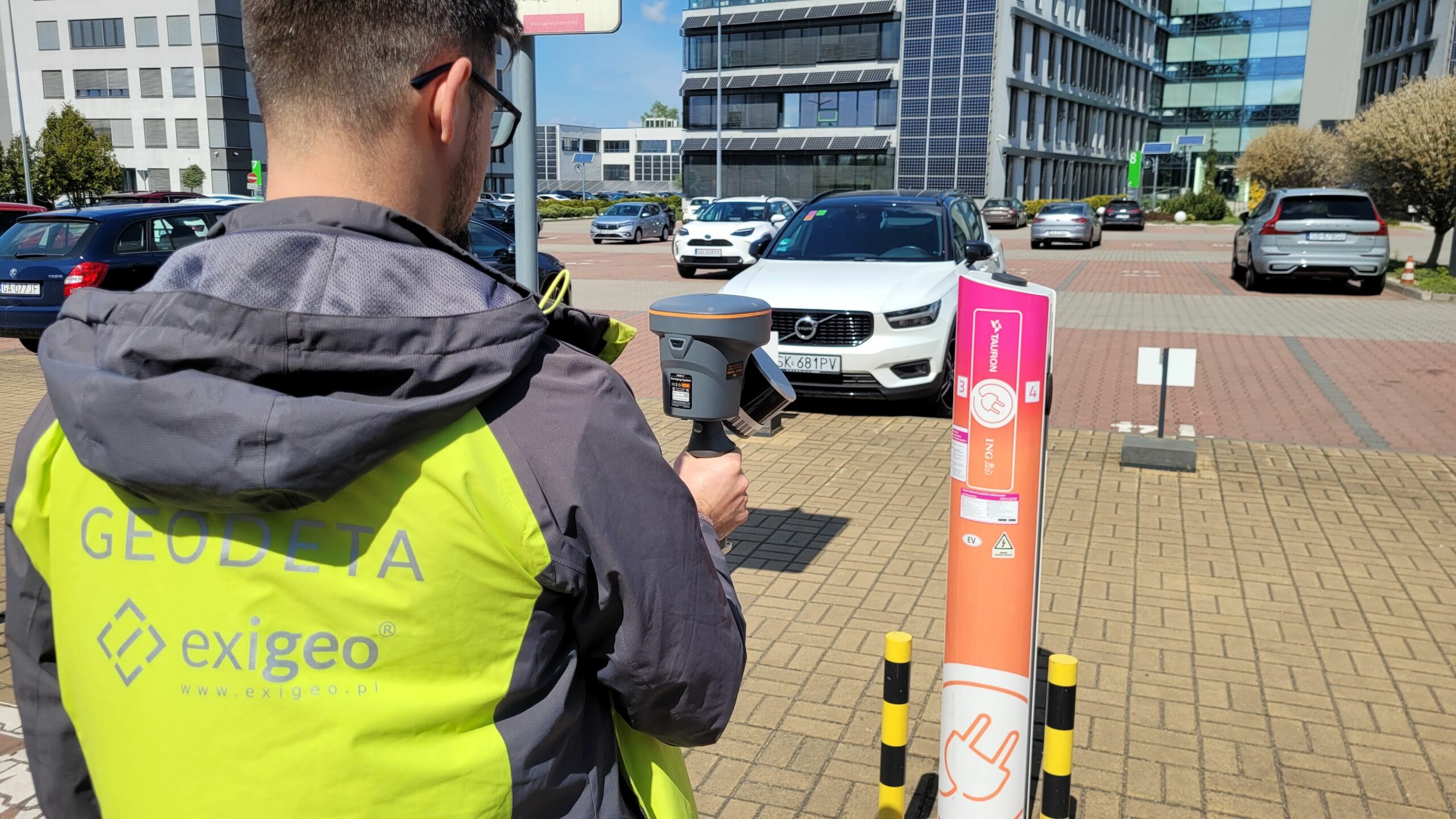 geodeta podczas pracy