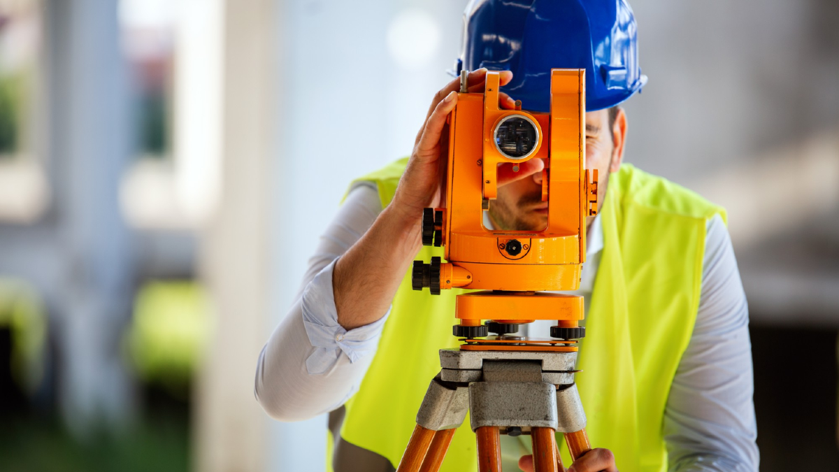 geodeta wykonujący skaning laserowy
