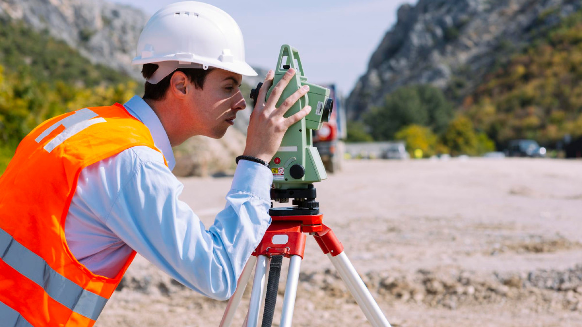 geodeta podczas pracy
