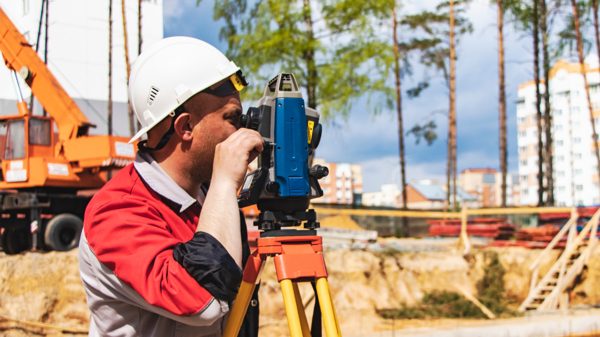 geodeta podczas pracy