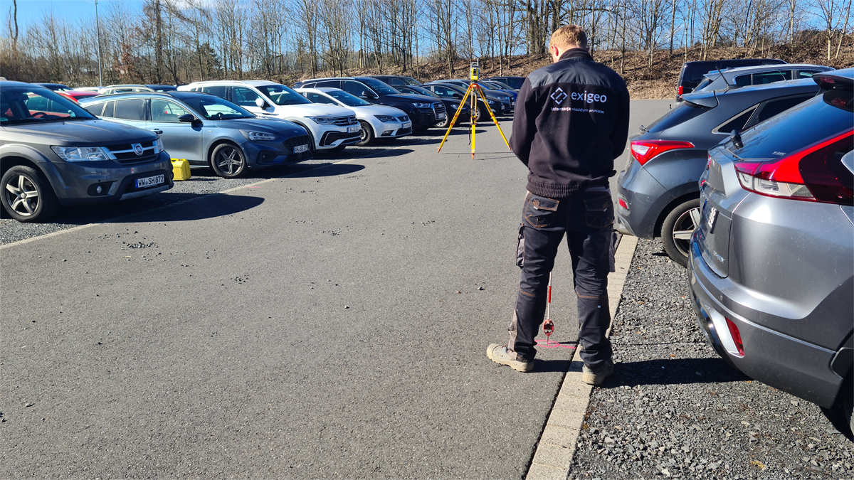 geodeta wykonuje pomiary skaningiem laserowym