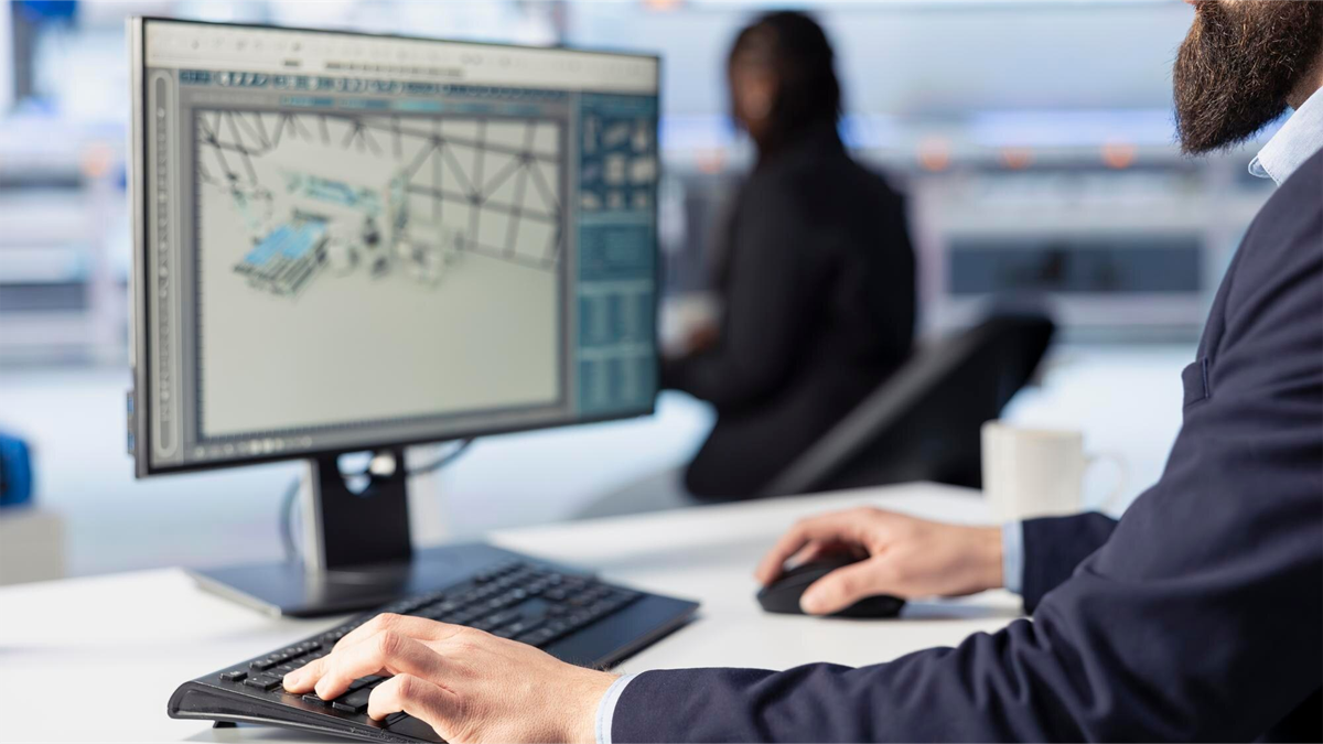 geodeta przy komputerze