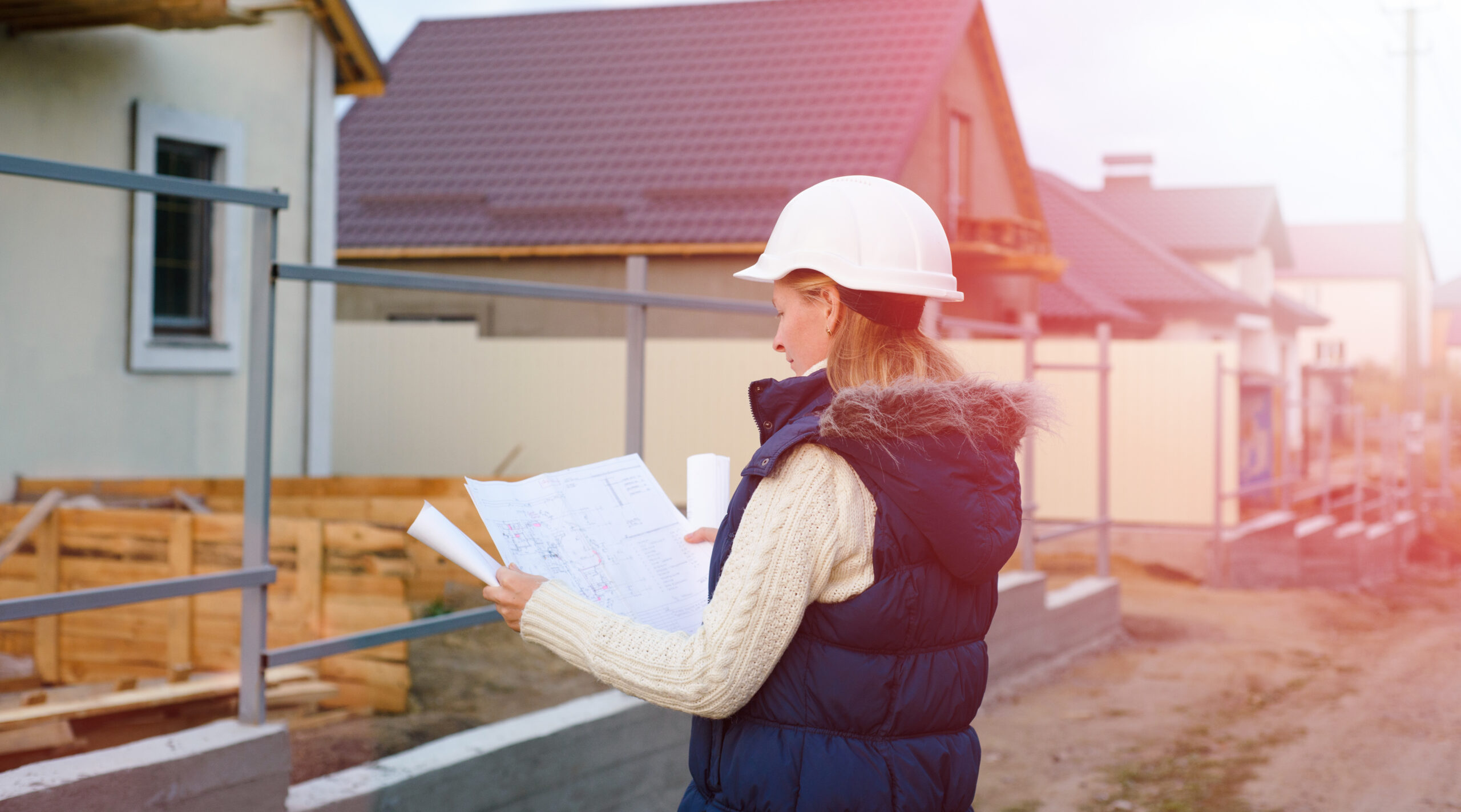 Geodeta sprawdzający mapę do celów projektowych